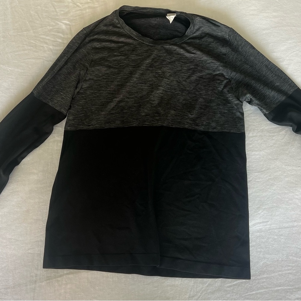 ALO yoga Black and Gray Long Sleeve Shirt - M